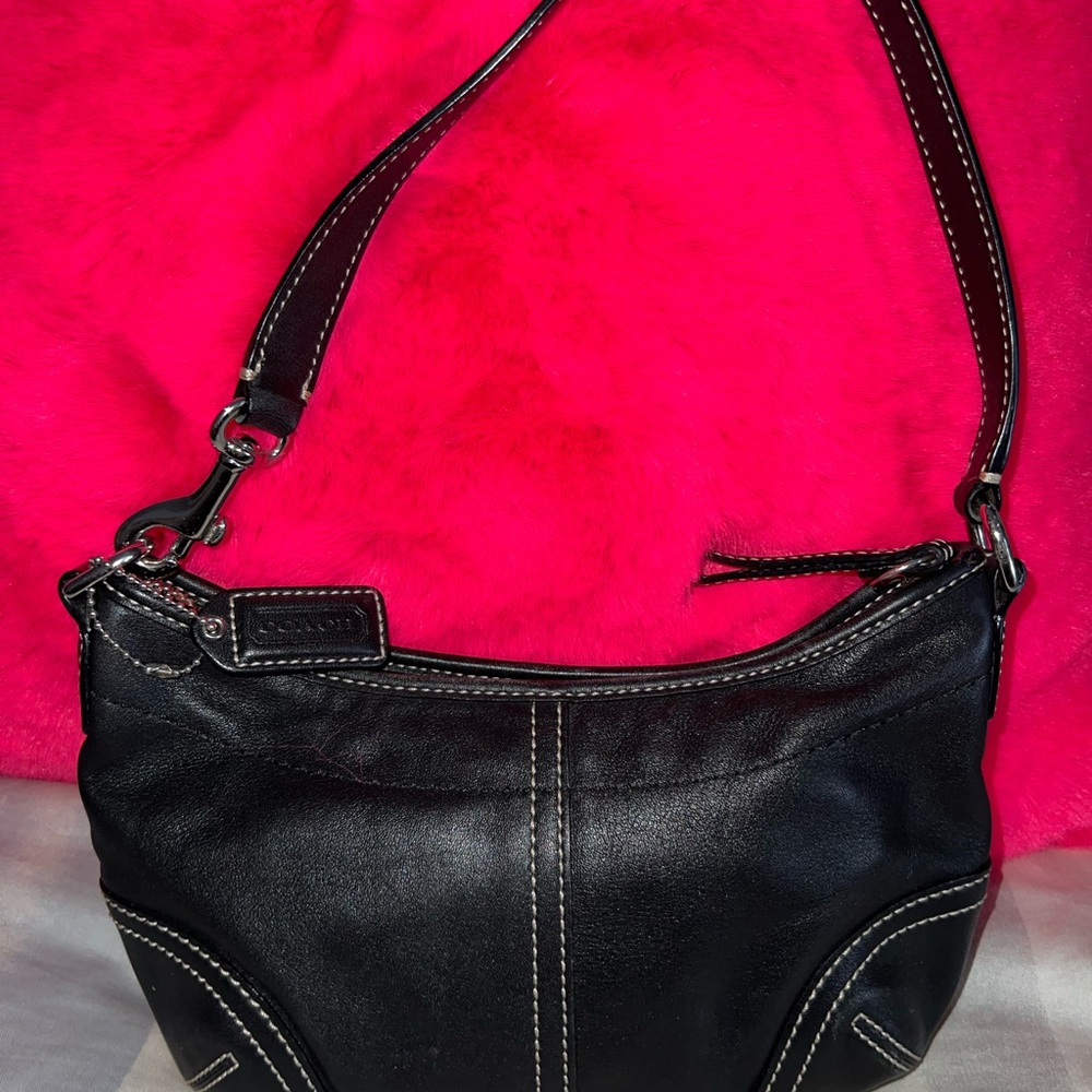 Elegant Black Leather Shoulder Bag - Picture 2 of 3